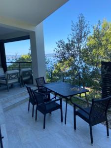 einen Tisch und Stühle auf einer Terrasse mit Aussicht in der Unterkunft Villa Franka 1 in Brela