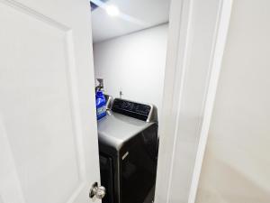 Imagine din galeria proprietății Friendly Neighborhood Garden Ave- 1 Mins to Hwy403 în Brantford +3 fotografii