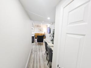 ブラントフォードにあるFriendly Garden Ave Suite 1 Mins to Hwy 403のリビングルームに通じるドアのある廊下