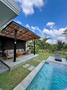 Bazén v ubytování Guru Darma Villa Newly Built September 2025 nebo v jeho okolí