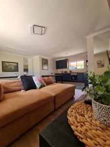 Χώρος καθιστικού στο Kuku House