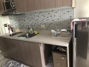 O bucătărie sau chicinetă la A Ritzy Condo - a non-smoking condo