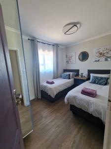 Ένα ή περισσότερα κρεβάτια σε δωμάτιο στο Kuku House