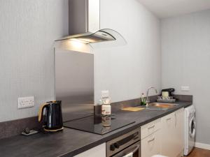 CeresにあるMorrice Houseのシンクとカウンタートップのあるキッチン