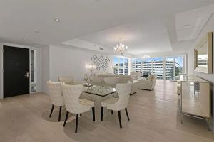een eetkamer en woonkamer met een tafel en stoelen bij Chic Three-Bedroom Oceanfront Apartment with Stunning Views in South Palm Beach
