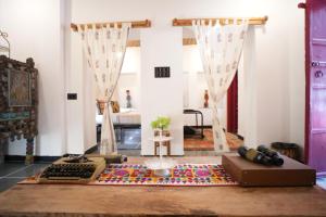 una habitación con una mesa y un teclado sobre una alfombra en Paddy's Loft The Lake view hostel, en Udaipur