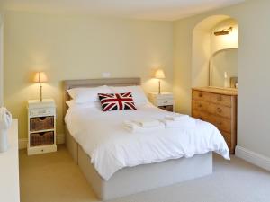 ライム・リージスにあるThe Chatham - 30164のタオルが敷かれた大きな白いベッドのある寝室