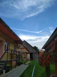 a house with a yard with flowers in front of it at Apartmán u Kuľky in Spišské Bystré