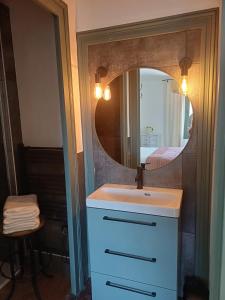 エイメにあるLa Belle Courの洗面台と鏡のあるバスルーム