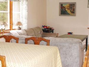 een woonkamer met een bank en een tafel bij 6 person holiday home in Osby-By Traum in Osby