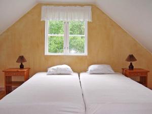 twee bedden in een slaapkamer met een raam bij 6 person holiday home in Osby-By Traum in Osby +13 foto's