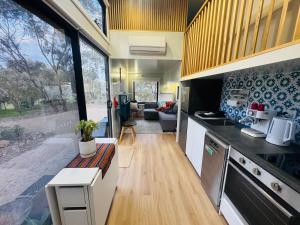 Nhà bếp/bếp nhỏ tại Tiny House Glenrowan - Kingfisher Eco Retreat +39 ảnh