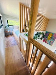 Giường trong phòng chung tại Tiny House Glenrowan - Kingfisher Eco Retreat
