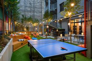 ブダペストにあるJO&JOE Budapestの部屋の中の卓球台