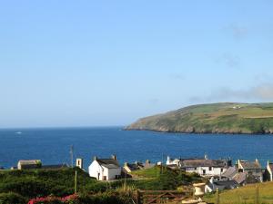 een dorp aan de oever van een waterlichaam bij Bodarfor By The Sea in Aberdaron