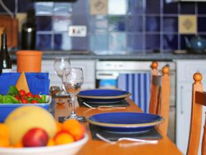 een tafel met borden en kommen met fruit- en wijnglazen bij Bodarfor By The Sea in Aberdaron