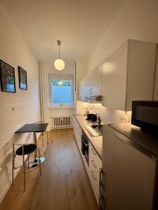 ブラウンシュヴァイクにあるEasyPark City Suiteの小さなキッチン(テーブル、カウンタートップ付)