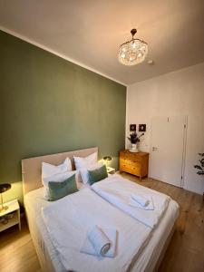 ブラウンシュヴァイクにあるEasyPark City Suiteの大きな白いベッドと青い枕のある寝室