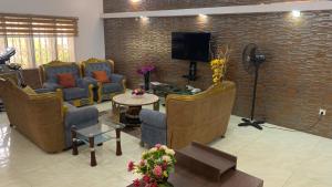 Μια τηλεόραση ή/και κέντρο ψυχαγωγίας στο Rossy's Apartments Serviced Apartments in Abuja