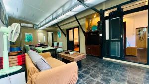 un salon avec un canapé et une table dans l'établissement Montra Resort, à Nathon Bay