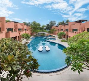 Bazén v ubytování Taj Ganga Kutir Resort & Spa, Raichak nebo v jeho okolí