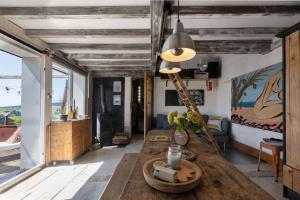 - un salon avec une table en bois et une lampe dans l'établissement Appartement au cœur des montagnes, à Métabief