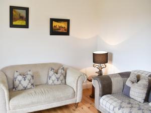 NewchurchにあるDevoniaのソファと椅子のあるリビングルーム