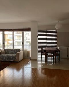 una sala de estar con un sofá y una mesa en Rix Palm Apartments, en Kyrenia