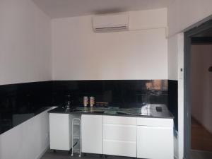 Kuchyň nebo kuchyňský kout v ubytování appartement grand T2 + 3 fotografie