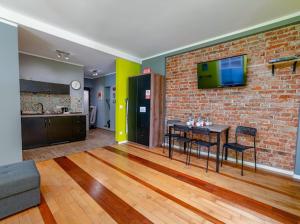 Kuchyň nebo kuchyňský kout v ubytování Zuzia Apartment - 50 m od Rynku