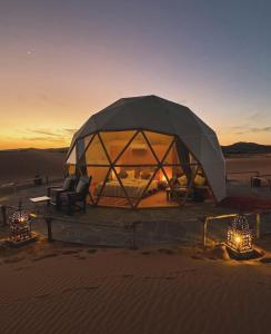 Η ανατολή ή δύση του ηλίου όπως φαίνεται από αυτό το ξενοδοχείο ή από εκεί κοντά