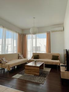 Una sala de estar con dos sofás y una mesa de café. en Rix Palm Apartments, en Kyrenia 62 fotos más