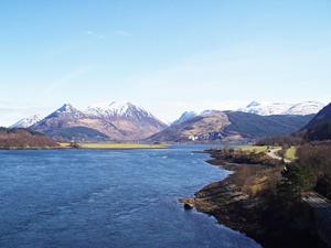 格伦科伦科小屋乡村别墅的一大片水体,背景是群山 更多2张照片
