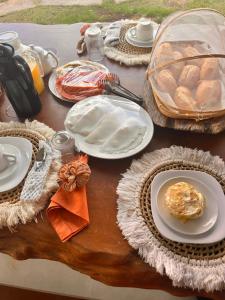 een tafel met daarop borden met eten bij Casa nova in Prea +12 foto's