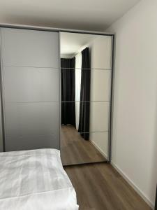 Postel nebo postele na pokoji v ubytování Geisfelder Suites, Barrierefreie EG Wohnung