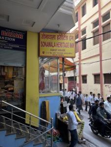 un groupe de personnes debout à l'extérieur d'un bâtiment dans l'établissement Sonawala Heritage Inn, à Varanasi