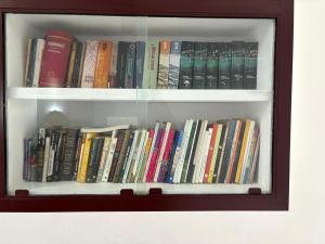 Η βιβλιοθήκη του δωματίου σε οικογενειακή κατοικία