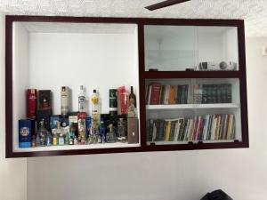 Η βιβλιοθήκη του δωματίου σε οικογενειακή κατοικία +20 φωτογραφίες