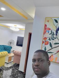 Μια τηλεόραση ή/και κέντρο ψυχαγωγίας στο 2 bedroom apartment in Magodo