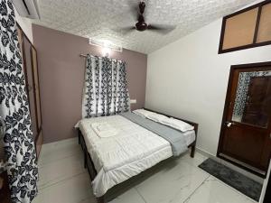 Ένα ή περισσότερα κρεβάτια σε δωμάτιο στο Ravishomestay