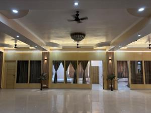 une grande chambre avec un ventilateur de plafond dans un bâtiment dans l'établissement Sonawala Heritage Inn, à Varanasi 24 autres photos