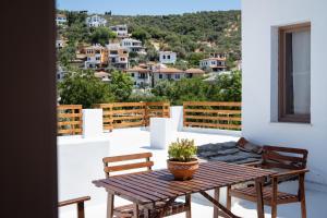 Ein Tisch und Stühle auf einem Balkon mit Aussicht in der Unterkunft Afissos Blu Hotel in Áfissos
