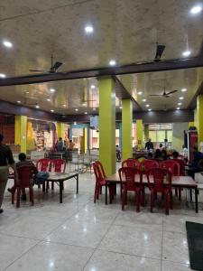 des personnes assises aux tables et aux chaises dans un restaurant dans l'établissement Sonawala Heritage Inn, à Varanasi