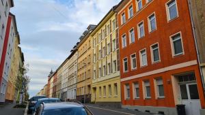 a row of buildings on a city street at Stylische Flat1 mit französischem Balkon1 all-in 5G in Gera
