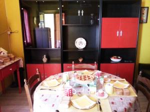 コゼンツァにあるB&B Night & Dayの赤いキャビネット付きキッチン