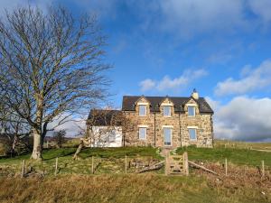 ダンヴェガンにあるThe Beach Houseの高台の古石造りの家
