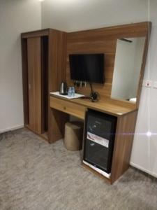 Habitación con escritorio, ordenador y monitor. en شقق رفاء, en Al Ula