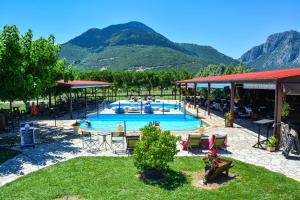 Nespecifikovaný výhled na hory nebo výhled na hory při pohledu z aparthotelu