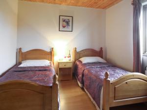 Un dormitorio con dos camas y una ventana en Woodside Lodge - Hw7520, en Penybont