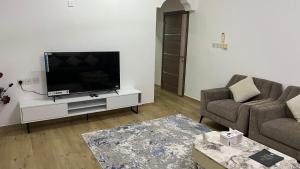 Μια τηλεόραση ή/και κέντρο ψυχαγωγίας στο المسارات الدولية +7 φωτογραφίες